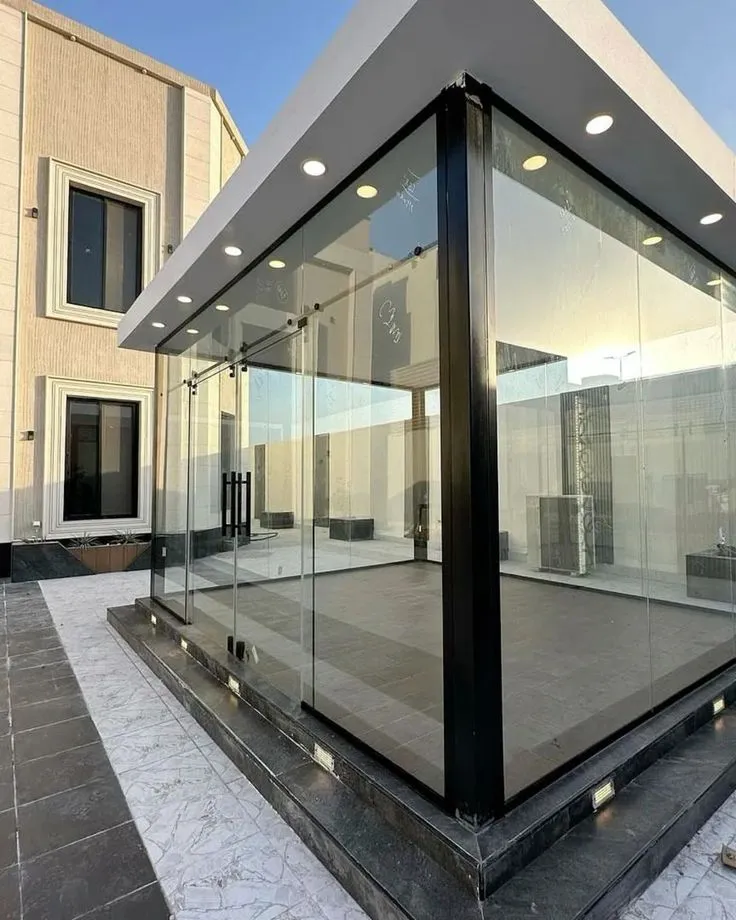 بتصميم هندسي مجلس زجاجي انيق في جدة ومكة